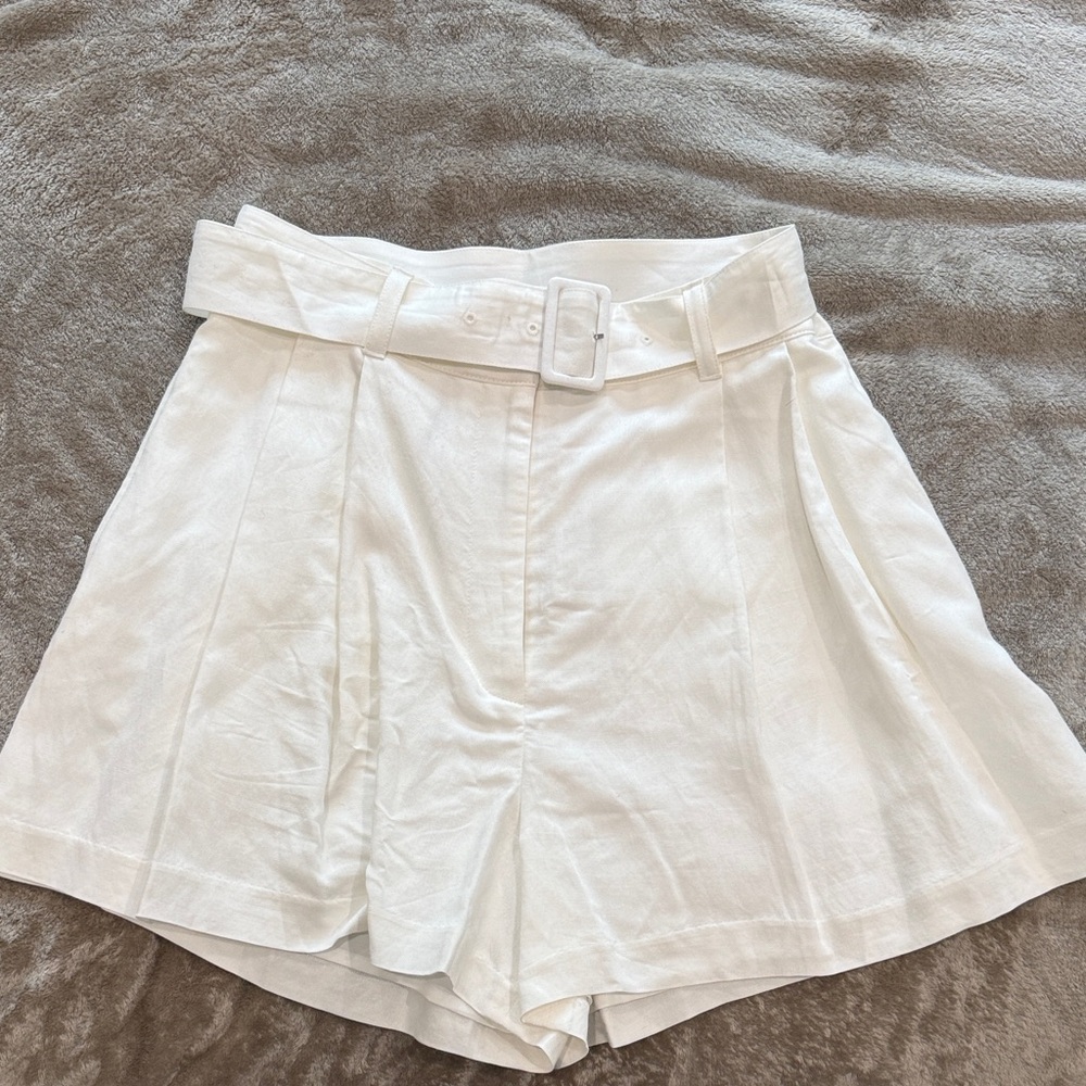 Club Monaco White High-Waist Belted Pleated Shorts - Picture 3 of 4